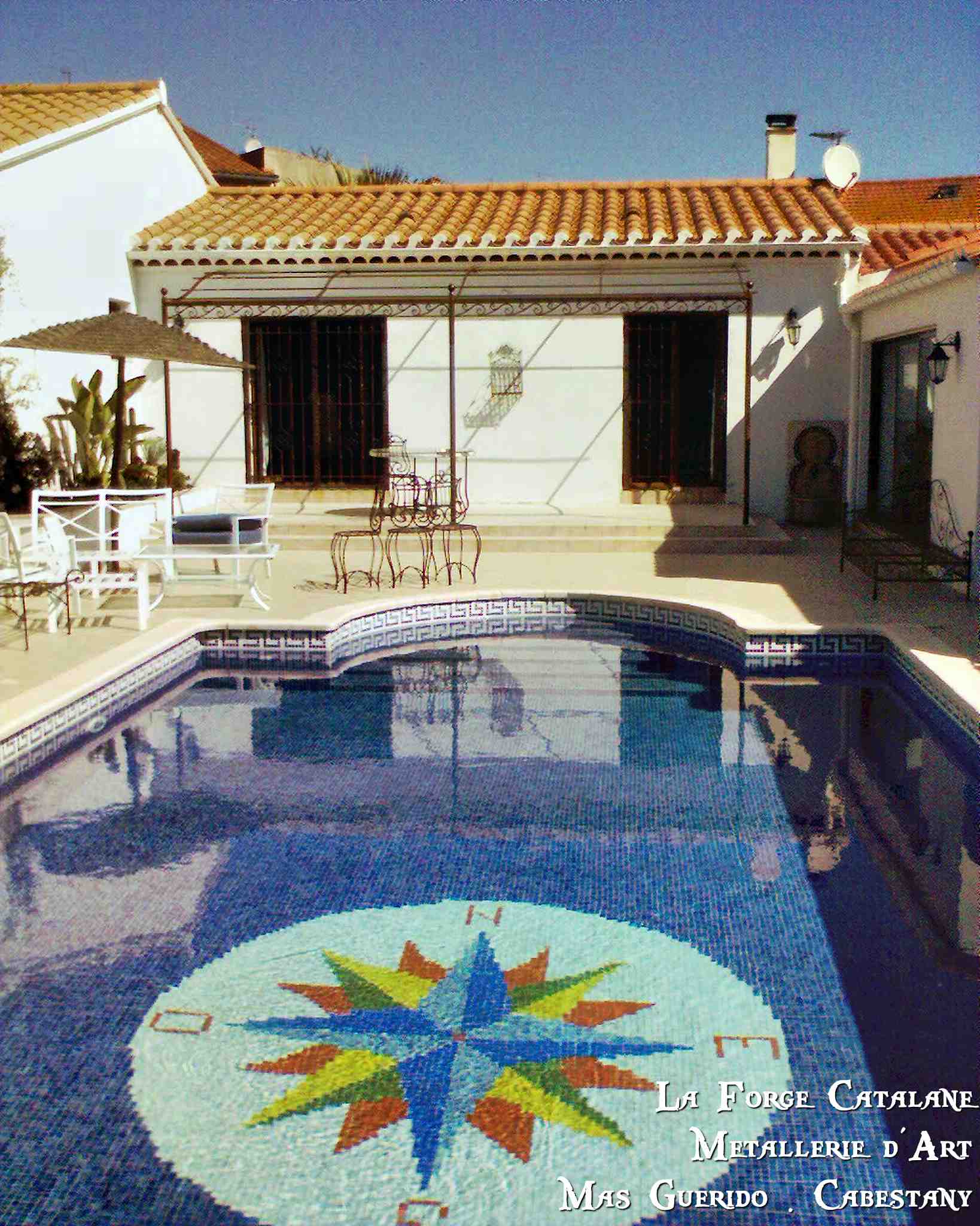 pergola demi chapeau gendarme frise volutes piscine fer Forge Catalane Cabestany.jpg